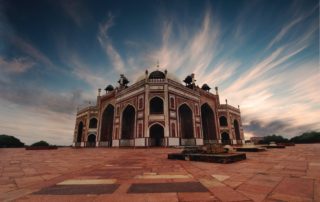 Bruine Zwart Witte Moskee in India onder blauwwitte lucht